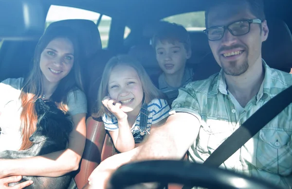 Szczęśliwa rodzina jeździ w samochodzie — Zdjęcie stockowe
