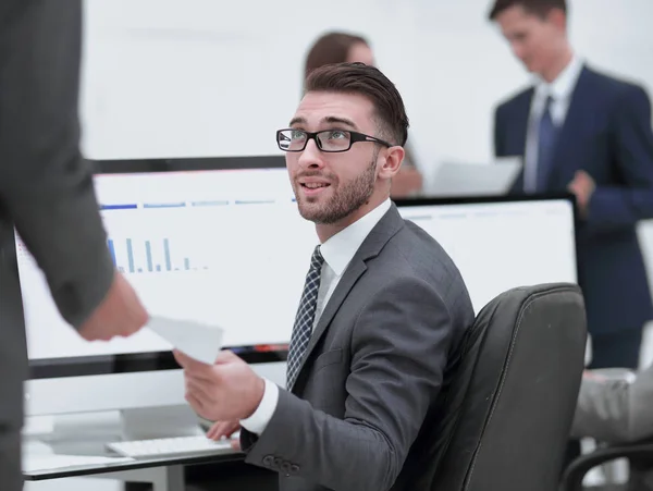 Hombre de negocios trabajando en una computadora en informes de negocios — Foto de Stock