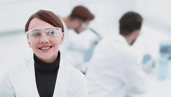 研究室の背景で科学者の肖像. — ストック写真