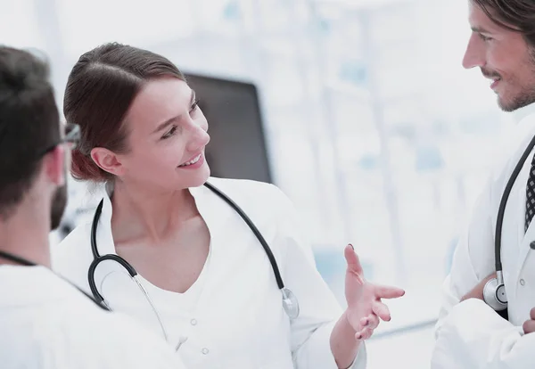 Equipo de diferentes doctores conversando — Foto de Stock