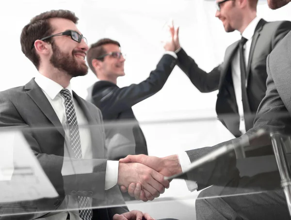 Business Handshake en Business team geven elkaar hoog vijf — Stockfoto