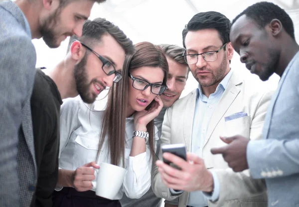 Üzleti csapat, figyelmesen nézett a smartphone képernyő — Stock Fotó