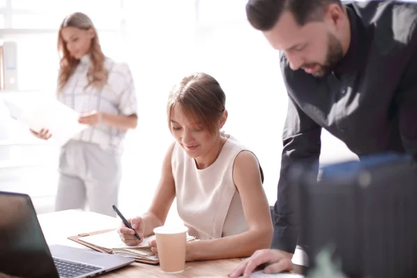 Jeune femme d'affaires assise au bureau Bureau — Photo