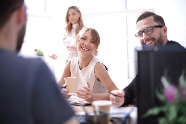 Junge Geschäftsfrau sitzt am Schreibtisch — Stockfoto