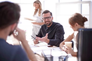 İş adamlarıyla bir toplantıda.