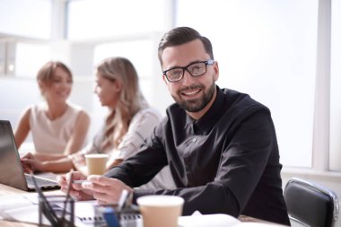 Ofiste gülümseyen iş adamı