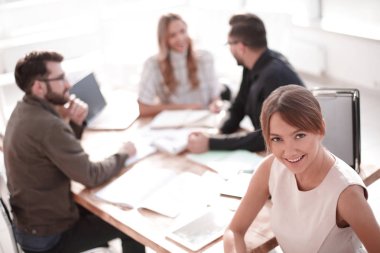 bir iş toplantısında dijital tablet ile genç iş kadını