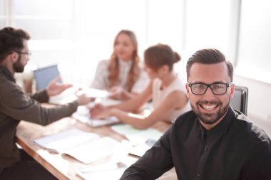 ofis arka planda gülümseyen iş adamı.