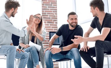 Rüya takım modern ışık ofisinde yeni bir proje üzerinde çalışıyor.