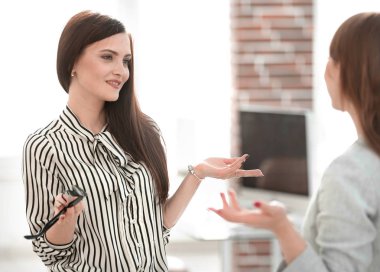 iki genç çalışanların ofiste konuşuyorsun.