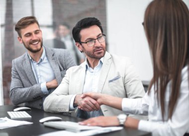 Masa üzerinde el sıkışma iş ortakları