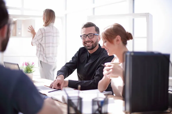 Hombre de negocios en una reunión con su equipo de negocios — Foto de Stock