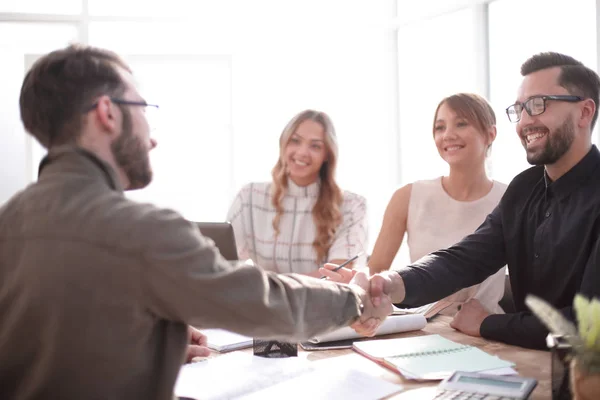 Sorridente empresário em uma reunião de trabalho no escritório — Fotografia de Stock