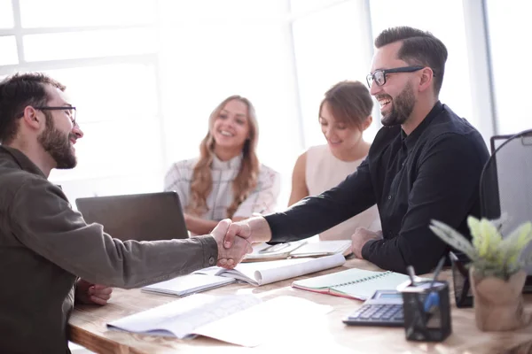 Handdruk zakenmensen op een vergadering in het kantoor — Stockfoto