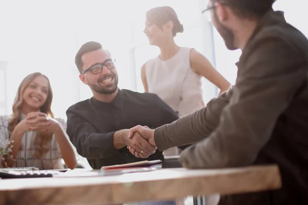 Achtergrond beeld van de handdruk van zakelijke partners in het kantoor — Stockfoto