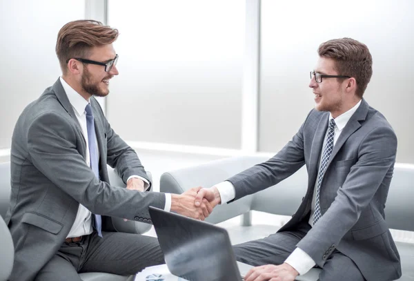 Fecha. empresário apertando as mãos com parceiro de negócios — Fotografia de Stock