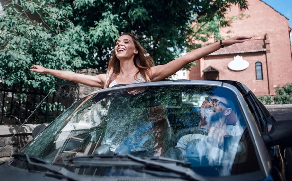 Fiatal nő élvezi az utazást az autóban — Stock Fotó