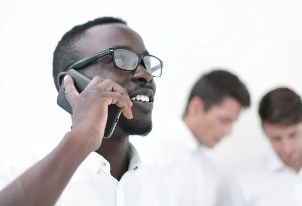 Närbild.framgångsrik affärsman talar på mobiltelefon — Stockfoto