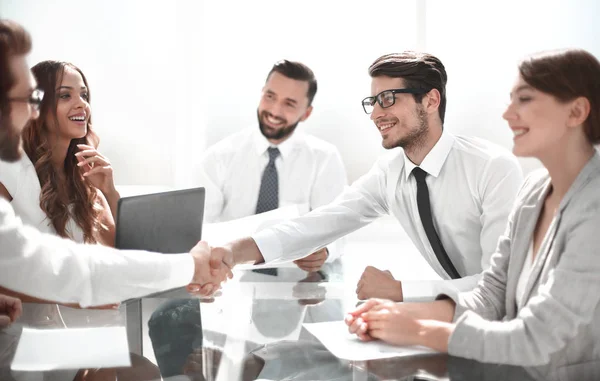 Collega 's uit het bedrijfsleven steken hun handen uit voor een handdruk — Stockfoto