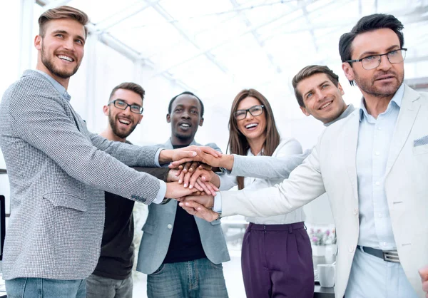 Företag personer lagarbete stapling händer visar enighet — Stockfoto