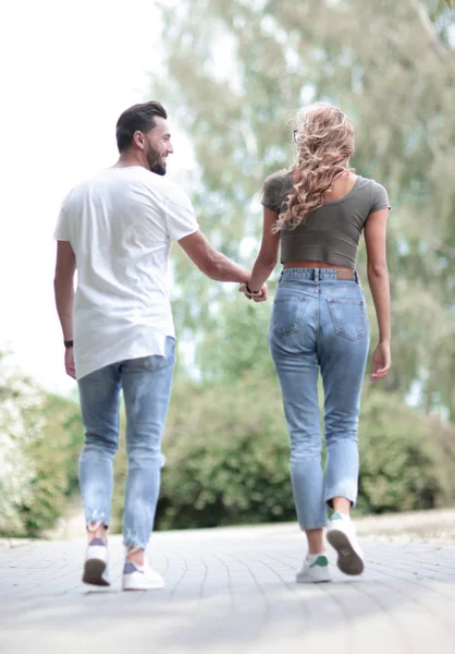 Pareja enamorada en un paseo por la ciudad Parque — Foto de Stock