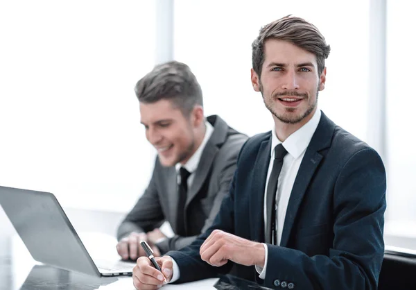 Imagen de dos jóvenes empresarios usando laptop en la reunión — Foto de Stock