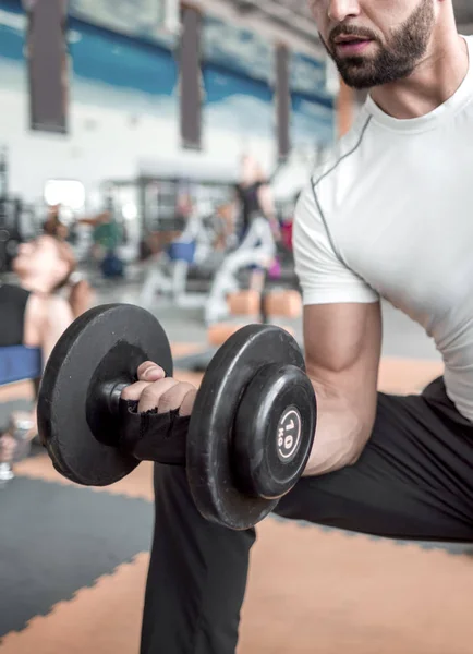 Joven macho realizando entrenamiento TRX en el gimnasio —  Fotos de Stock