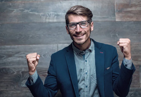 Portret van een knappe jonge zakenman leunend tegen de muur — Stockfoto