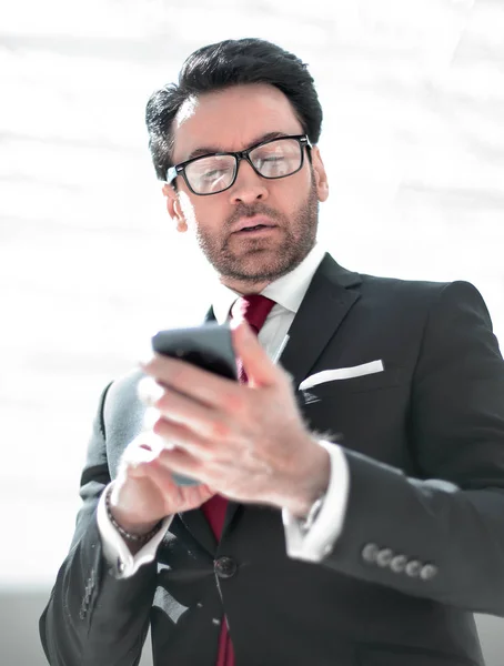 Homme d'affaires lisant un message texte sur smartphone — Photo