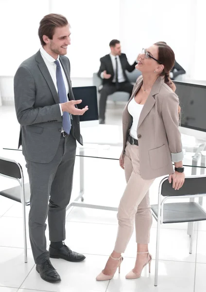 Empresario y mujer de negocios de pie en la oficina hablando con la recepcionista . —  Fotos de Stock