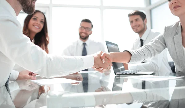 Händedruck eines Geschäftsmannes und einer Geschäftsfrau über einem Schreibtisch — Stockfoto