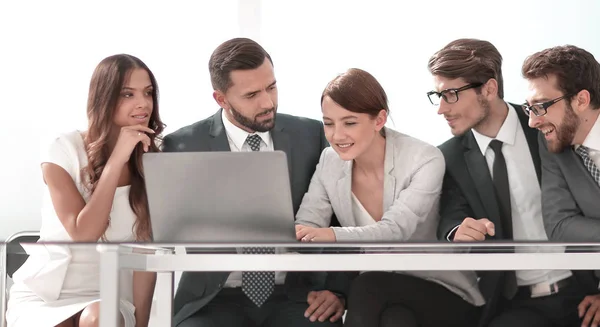 Gruppe von Geschäftsleuten beim gemeinsamen Brainstorming im Besprechungsraum. — Stockfoto