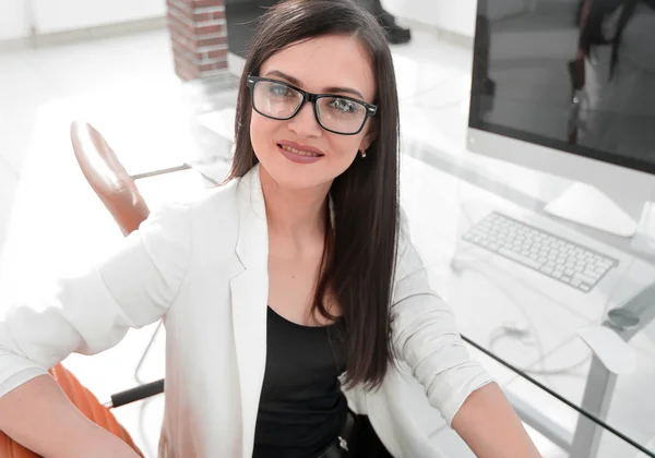 Büroangestellte zögerte mit der unsicheren Situation. — Stockfoto