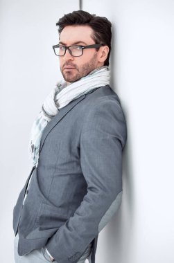 dalgın işadamı duvara yaslanmış