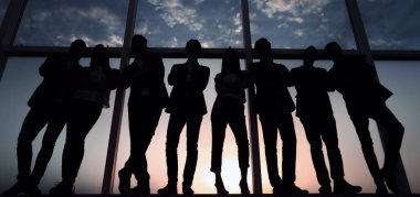 tam büyüme. iş takım ayakta ofis pencere yakınındaki