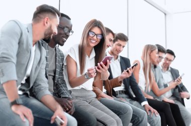 bir grup genç insan onların akıllı ekranlar seyir