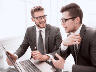 up.Business yakın arkadaşları yeni fikirler, Masa başında oturup tartışmak