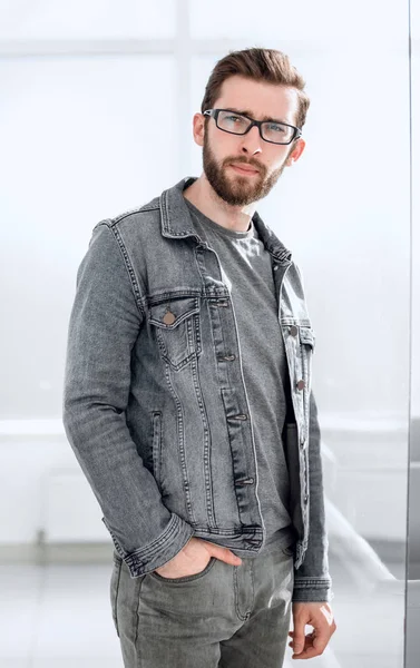 Модный молодой человек в джинсовой куртке — стоковое фото