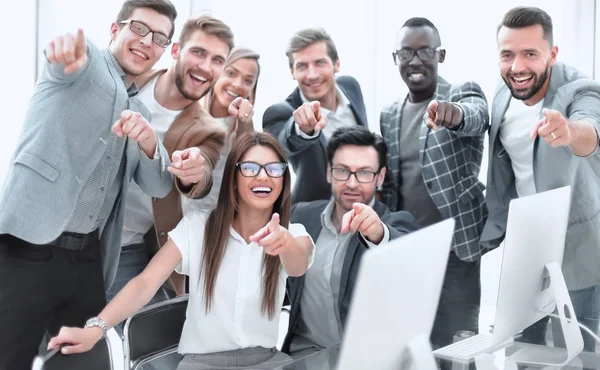 Gelukkig business team is het wijzen van het op je — Stockfoto