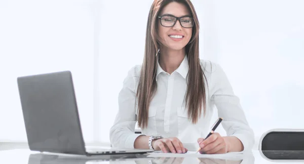 Verantwoord ondernemen vrouw werken met documenten — Stockfoto