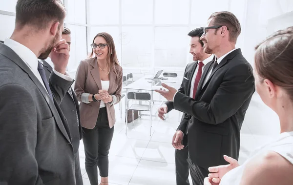 Zakenvrouw in gesprek met zakenpartners in haar kantoor — Stockfoto