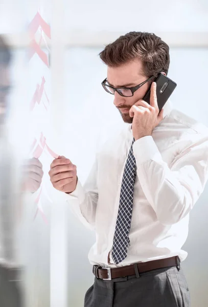 Seriös affärsman talar på smartphone. — Stockfoto