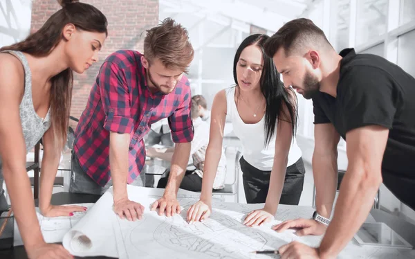 Up.business team bespreken van het ontwerp van een architecturaal project sluiten — Stockfoto