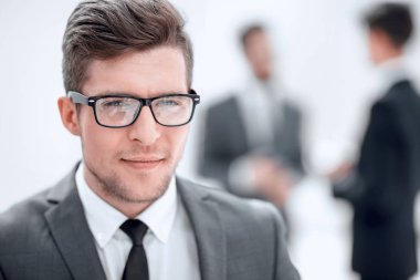 yakın kapatın. ofiste genç bir işadamının yüzü.