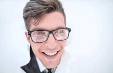 kendine güvenen işadamı ile bir beyaz kağıt duvar breaking