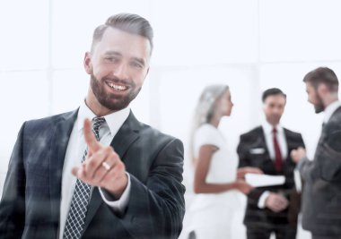 Modern bir ofiste başarılı iş adamı