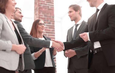 Ofiste sohbet eden bir grup insan.