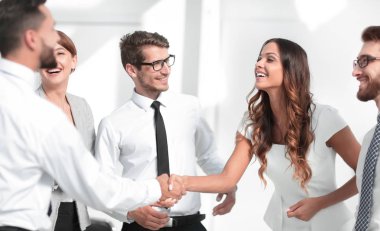 işadamı bir iş kadını elleriyle buluşuyor