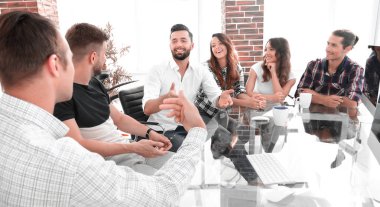 modern masa başında oturan iş takım.