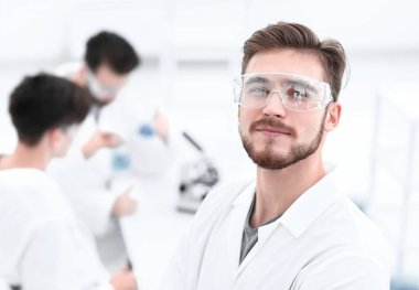 closeup.successful bilim adamı hafif bir arka plan üzerinde